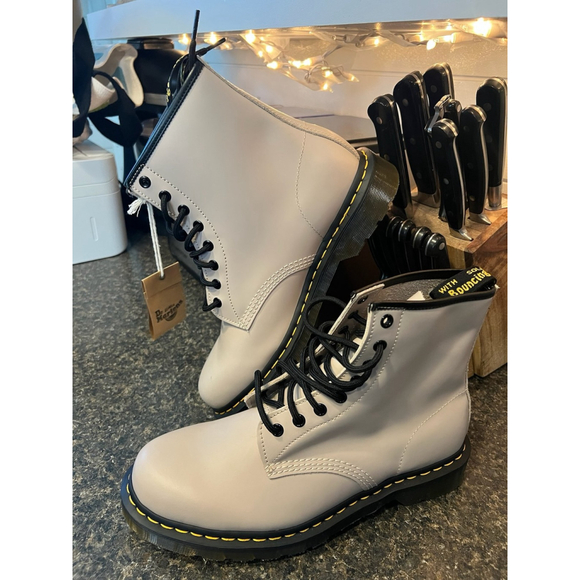 New DR. MARTENS 1460 SMOOTH LEATHER BOOTS - VINTAGE TAUPE - Picture 11 of 12